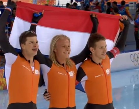 Team-pursuit-sochi-Kramer-Verweij-en-Blokhuijsen-met-vlag