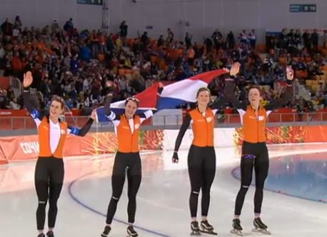 team-pursuit-dames-sochi-met-vlag